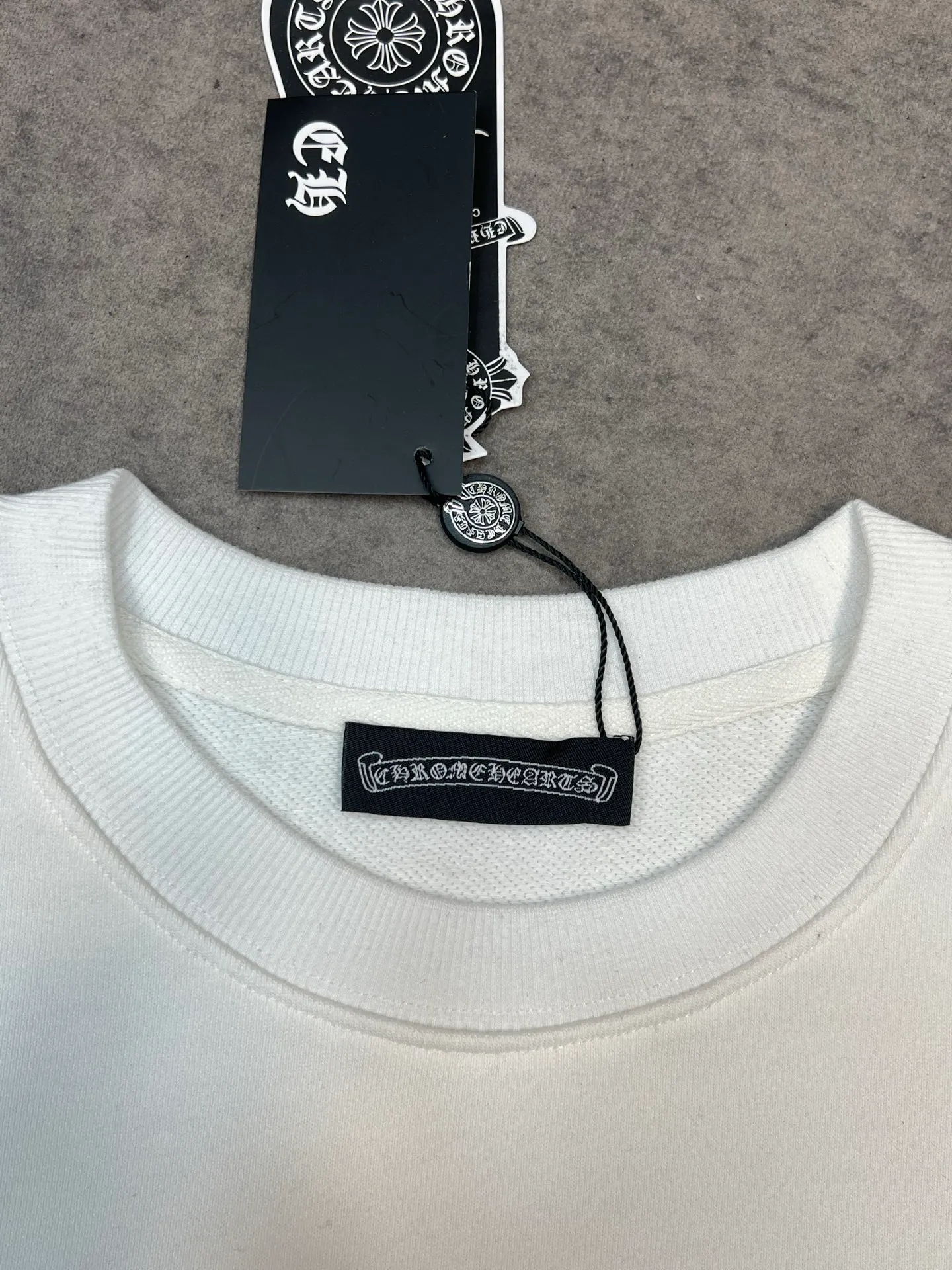 🅿️270 High-quality b27 2025 new Croix Heart Sanskrit Cross Horseshoe Printed Round Neck Long Sleeve Fashion Sweater for Men and Women. The fabric is made of 450g pure cotton terry, which is rich in texture, soft and not collapsed, drapes smoothly and is not easy to wrinkle. Neat sewing, beautiful and fashionable, not easy to deform, comfortable and durable. The threads of the ingredients are made of 100% cotton, custom-woven and dyed, with zero color difference!